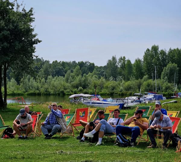 Ludzie siedzący na leżakach.