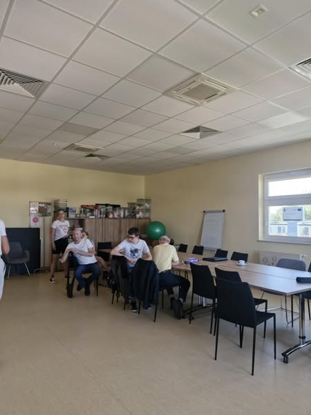 Uczestnicy słuchają prowadzącego.