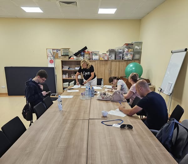 Uczestnicy słuchają prowadzącego. 