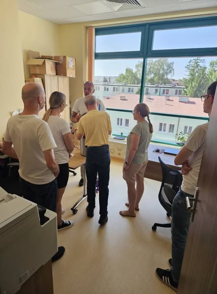 Uczestnicy słuchają prowadzącego.